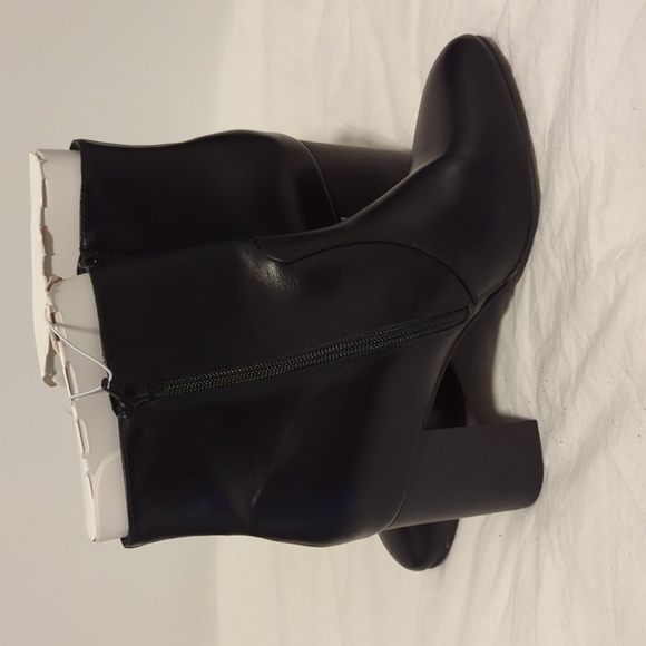 Faux Leather Block Heel Ankle Boots in Black - Old Navy - Size 8 - Picture 3 of 4